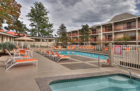 hotels or motels in ashland oregon with pools