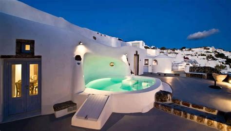 hotels with jacuzzis in santorini island