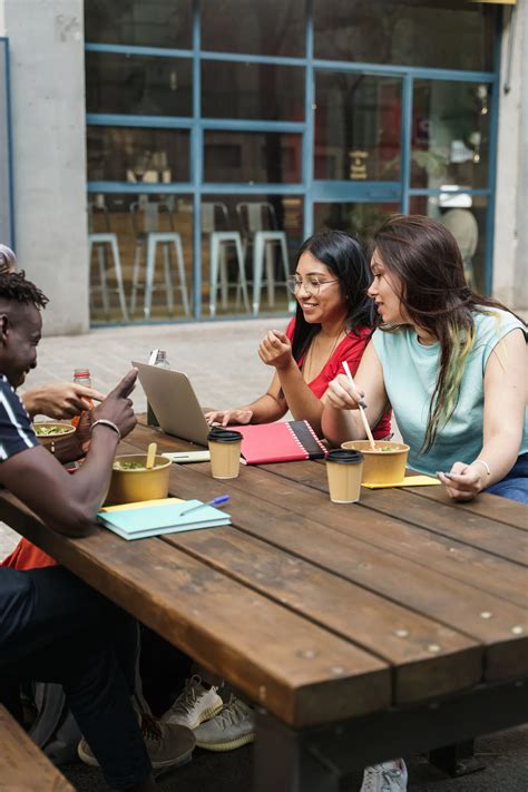 hours of operation ucla dining
