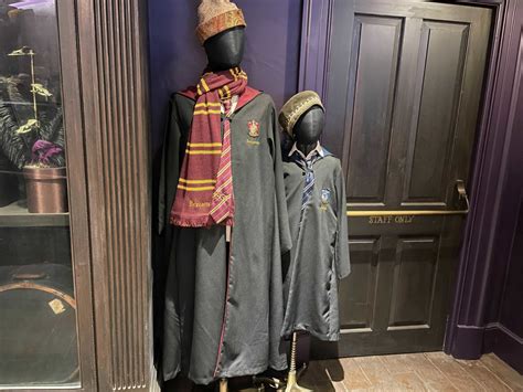 Universal Studios Wizarding World Harry Potter Hufflepuff Robe New M