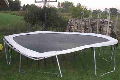 If you have a broken trampoline, don’t toss it. Here are 10 stunning