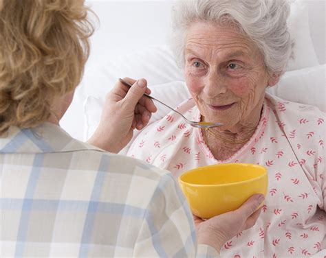 how to feed someone with dementia
