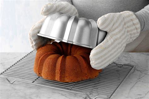 How To Get Cake Out Of Bundt Pan Without Breaking