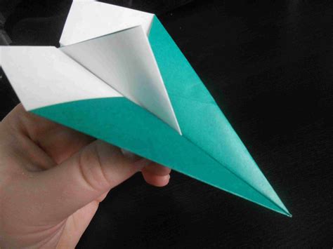 Read more about the article How To Make A Paper Airplane: The Ultimate Guide
