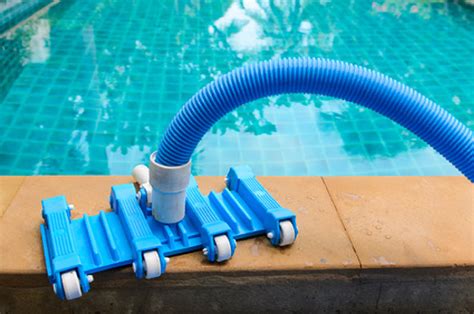 How to Vacuum a Pool With a Filter or a Pump