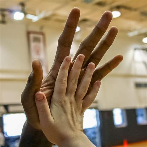how big is kawhi leonard hands