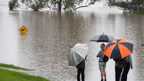 how do floods occur in australia