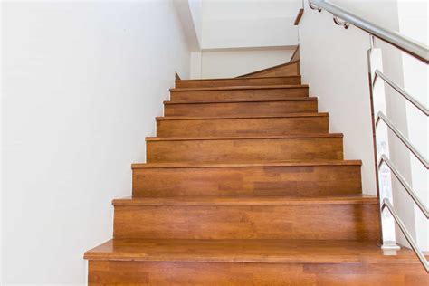 how do you install laminate wood flooring on stairs