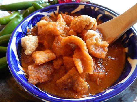 how do you make chicharrones en salsa roja