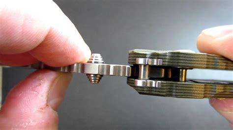 how does a button lock work