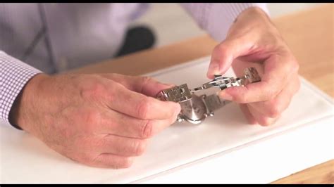 How Does A Deployant Clasp Work