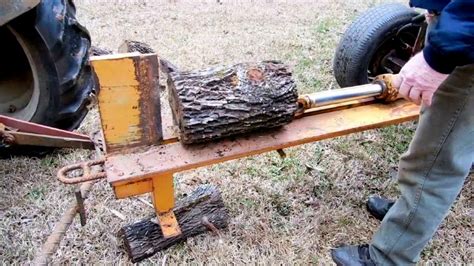 How does a manual hydraulic log splitter work