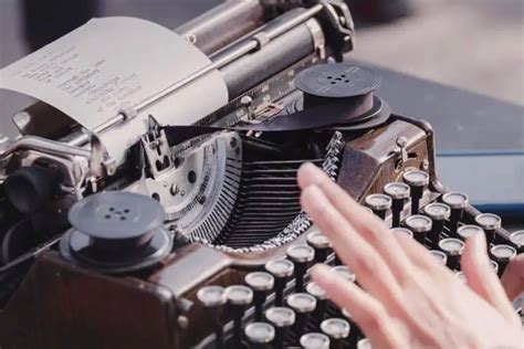 How Does An Old Typewriters Work