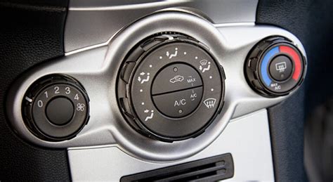 how does climate control work in a car