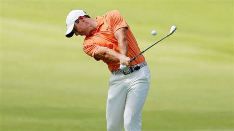 how does rory mcilroy grip the golf club