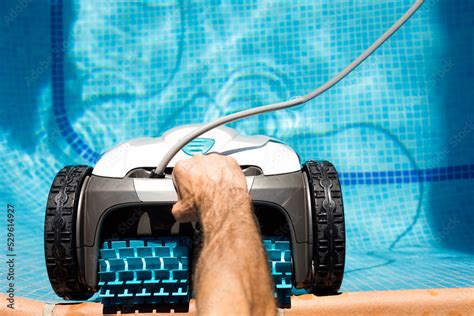 How Does The Automatic Pool Cleaner Work