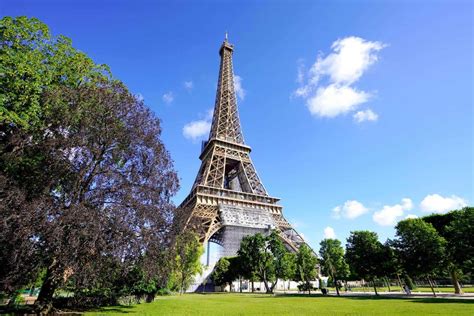 how far away is disneyland from eiffel tower