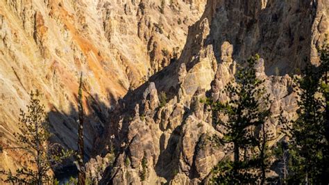 how far from red lodge to yellowstone