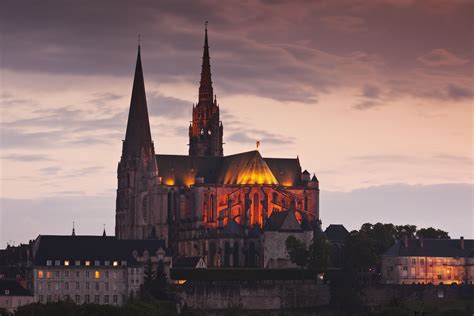 how far is chartres france from paris