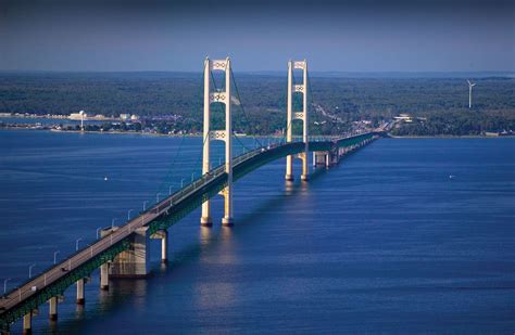 how high is the mackinac bridge