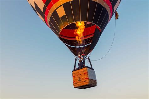 how hot air balloons fly