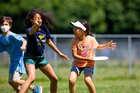 how is ultimate frisbee played