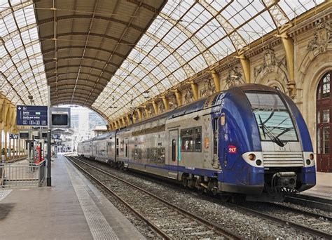 how long does it take to get from nice to monaco by train