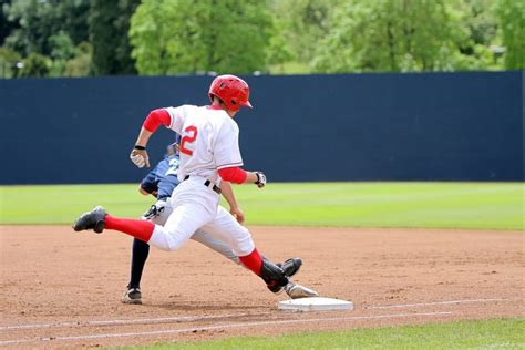 how long does it take to run from home plate to first base