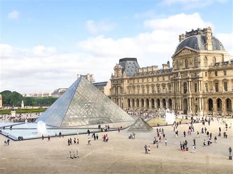 how long does it take to walk around the louvre museum