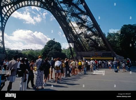 how long is the eiffel tower queue