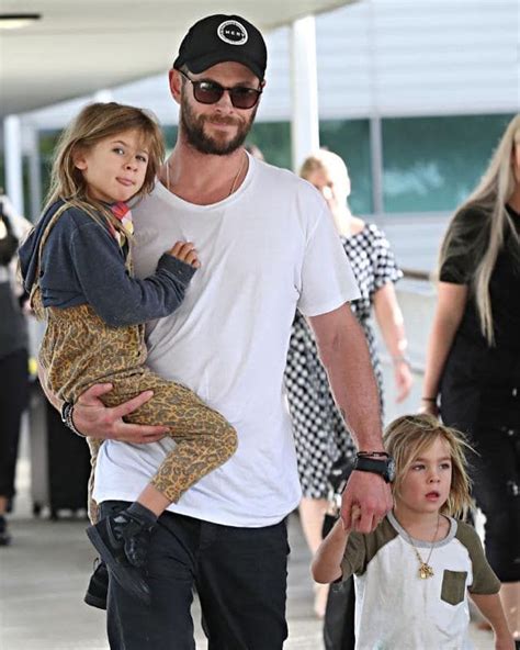 how many children does chris hemsworth have