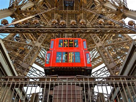 how many elevators are in the eiffel tower for visitors