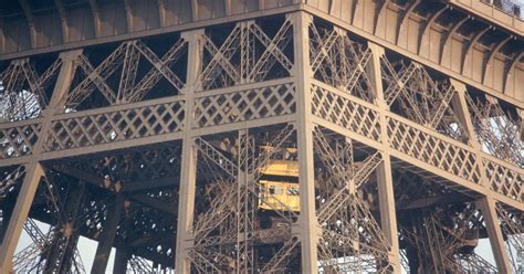 how many elevators are there for visitors to use in the eiffel tower