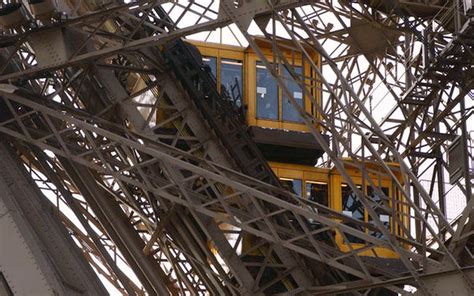 how many elevators are there in the eiffel tower