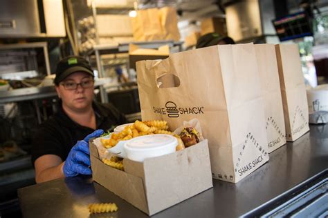 how many employees does shake shack have