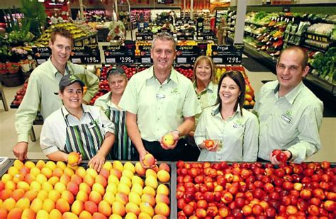how many employees does woolworths have