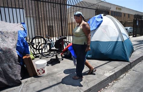 how many homeless people are in skid row