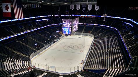how many people can amalie arena hold