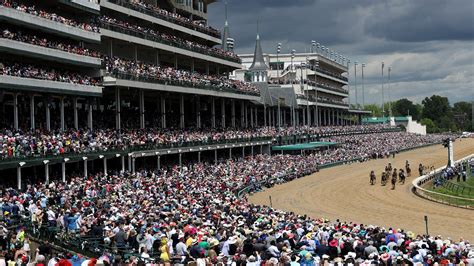 how many people does churchill downs hold