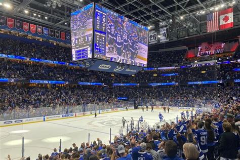 how many people fit in amalie arena