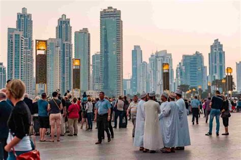 how many people live in dubai 2023