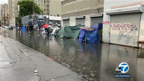 how many people live in skid row
