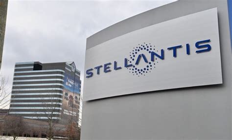 how many stellantis employees
