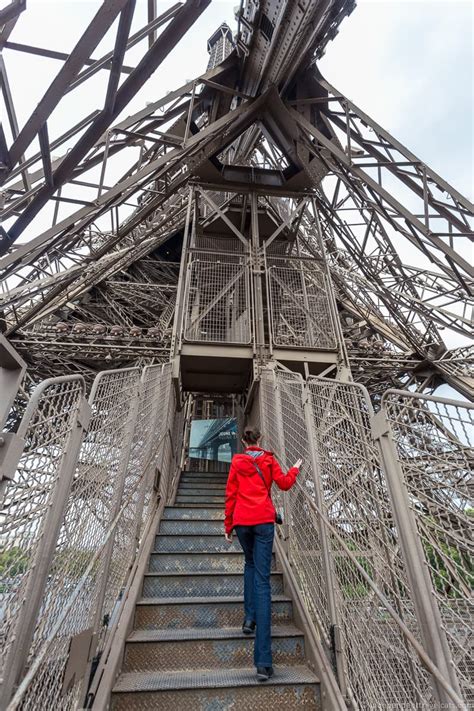 how many steps does it take to get up the eiffel tower