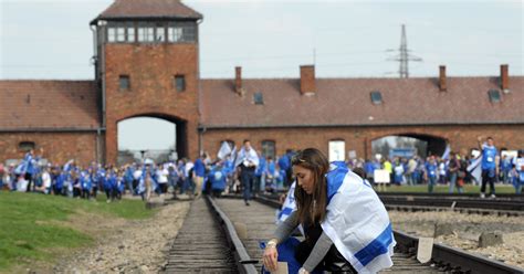 how many survived auschwitz