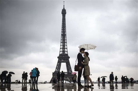 how many visitors does the eiffel tower get every year