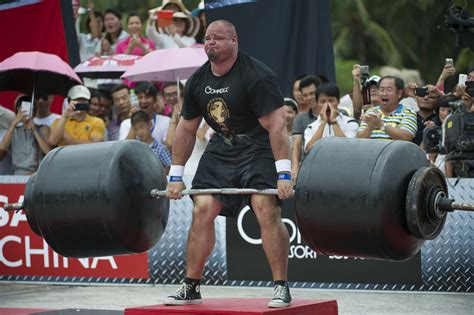 how much can the worlds strongest man lift