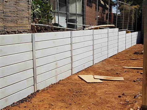 how much concrete for retaining wall posts