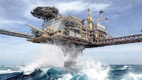 how much do offshore oil rig workers make per month