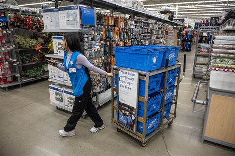 How Much Does A Retail Associate Make At Walmart